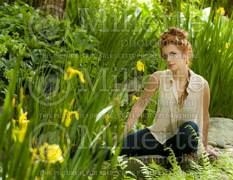 Young woman in a garden (Ambiance) 36 