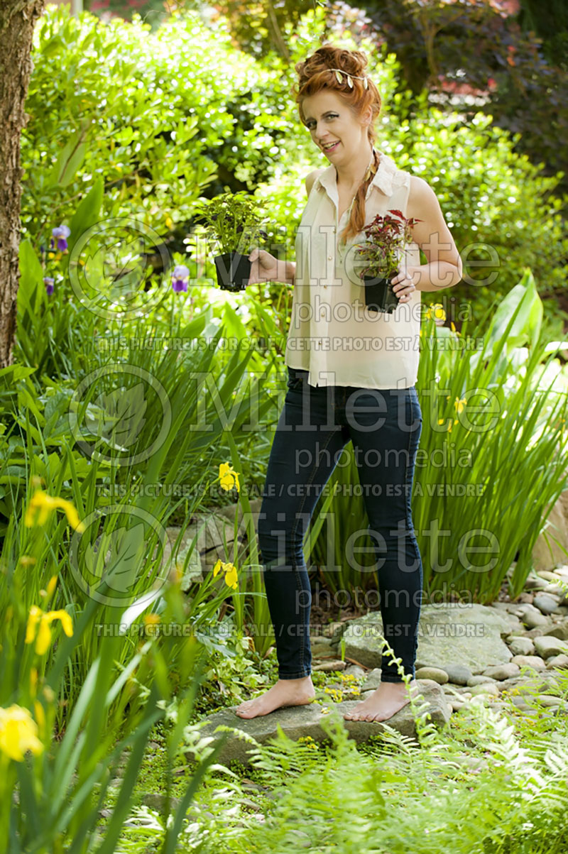 Young woman in a garden (Ambiance) 38 